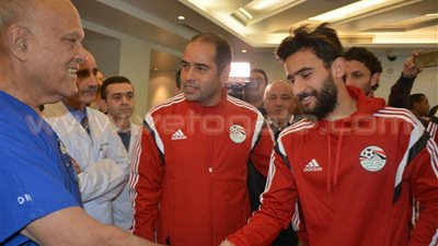 بالصور .. مجدي يعقوب يستقبل بعثة المنتخب الوطني بمستشفى القلب في أسوان