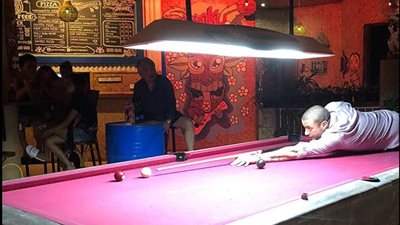 أحمد الفيشاوي يستمتع بلعب البلياردو في إندونيسيا (صور)