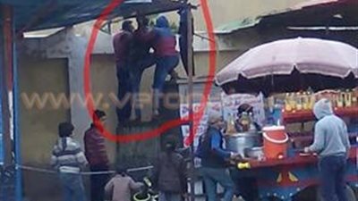 صورة لمواطنين يغششون الطلاب في امتحان الإعدادية