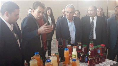 وزير التجارة يفتتح مصنعا لإنتاج العصائر والمربات بقنا (صور)