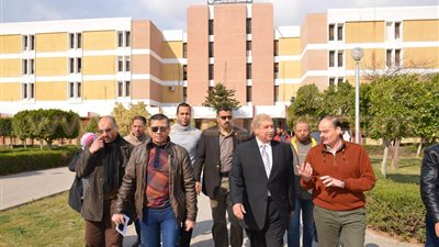 بالصور.. محافظ الإسماعيلية يتفقد مستشفى جامعة قناة السويس