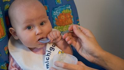 بالفيديو: غذاء طفلك في عامه الأول