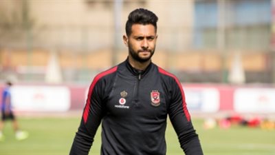 أحمد عادل يجري عمليات الإحماء بين شوطي مباراة الأهلي والنصر