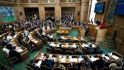 البرلمان الدنماركي يقر بمصادرة الممتلكات الخاصة لطالبي اللجوء