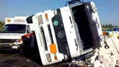 إصابة شخصين في انقلاب سيارة بطريق سهل بركة بالفرافرة