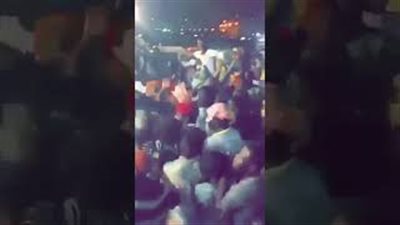 رد فعل مواطنين لحظة حصولهم على وجبات مجانية بأحد المطاعم (فيديو)