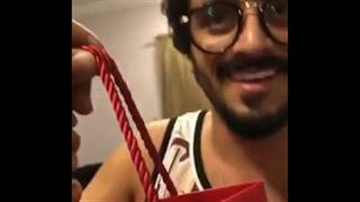 خليجي يصدم صديقه بهدية غير متوقعة في عيد ميلاده (فيديو)