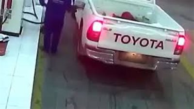 لحظة هروب مقيم سوداني من محطة وقود بالسعودية (فيديو)