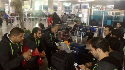 بعثة منتخب اليد تصل مطار القاهرة استعدادا للسفر إلى فرنسا