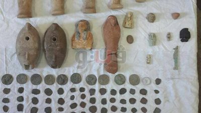 ضبط شخصين بحوزتهما تماثيل و96 عملة أثرية أثناء بيعها في أسيوط