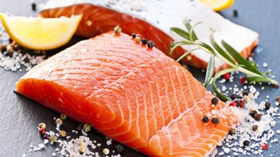 4 أطعمة تحميك من أضرار الشمس