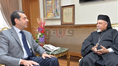مطران الأقباط الكاثوليك يهنئ محافظ أسيوط بالعام الجديد