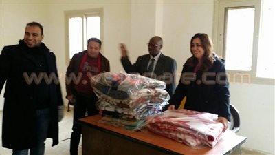 نائب محافظ الجيزة توزع «بطاطين» على أهالي العمرانية