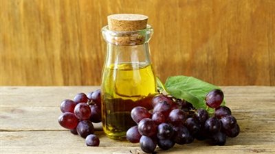 زيت بذور العنب سلاحك ضد الجفاف والعدوى طوال الشتاء