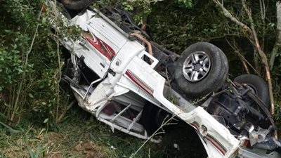 سعودي ينجو من الموت بأعجوبة بعد سقوط سيارته من منحدر جبلي