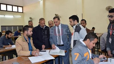رئيس جامعة سوهاج يتفقد امتحانات كلية التعليم الصناعي (صور)