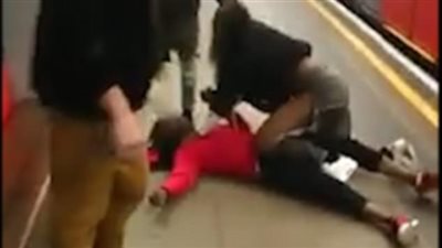 «خناقة بالأيدي» بين امرأة ورجل في محطة مترو الأنفاق (فيديو وصور)