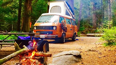 شاب يتخلى عن عمله للعيش مع حبيبته في شاحنة (صور)