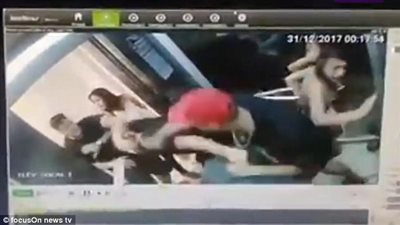 مشاجرة بين شرطي ورجلين داخل مصعد فندق (فيديو وصور)