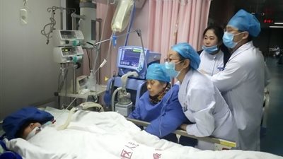 انهيار طبيبة ووفاتها أمام مريضة بعد العمل 18 ساعة متواصلة (صور)