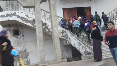 نادي دمياط الرياضي يتحول إلى وكر للدروس الخصوصية (صور)