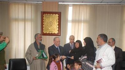 بالصور.. النجار يهدى درع محافظة الشرقية إلى شهيد الشرطة