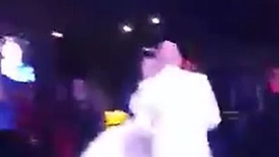 بالفيديو.. عروسان يشعلان حفل زفافهما برقصة على أغنية «حماقي»