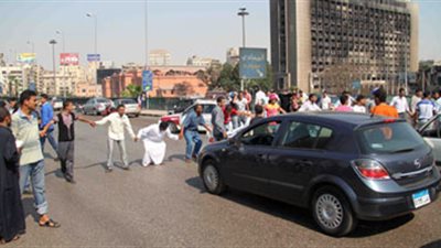 العشرات يقطعون طريق كوبرى 6 أكتوبر احتجاجا على الدستور