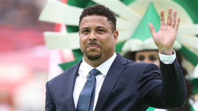 اختار ميسي واستبعد كريستيانو.. الظاهرة رونالدو يعلن تشكيله المثالي لأفضل اللاعبين