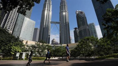 الماليزيون يعودون إلى العمل بعد رفع قيود التنقل بسبب كورونا