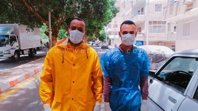 فرق الطب الوقائي تفحص مخالطين لحالات إيجابية بشارعين في قنا | صور