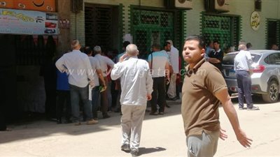 زحام المواطنين أمام الشهر العقاري لليوم الثاني | صور