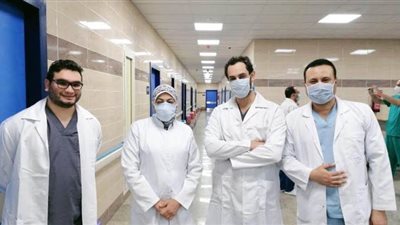 عودة 4 أطباء من أبناء جامعة أسيوط بعد قضائهم 14 يوما بمستشفى العزل
