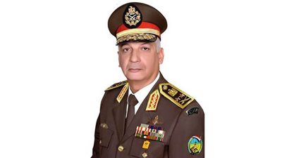 وزير الدفاع يتفقد اصطفاف عناصر قوات الصاعقة