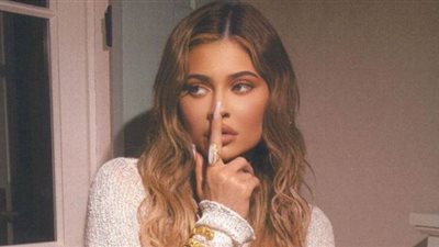 كايلي جينر تشعر بالهلع بعد إصابة أحد جيرانها بفيروس كورونا