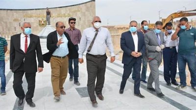 محافظ الوادي الجديد يتفقد أعمال تطوير حديقة المطار بالخارجة