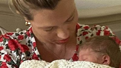 أول صورة لطفل رئيس وزراء بريطانيا من خطيبته 