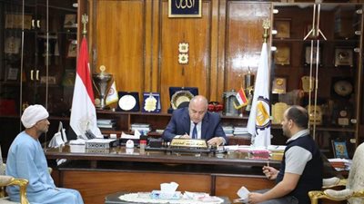 محافظ قنا يفحص 105 شكوى بمكتبه| صور