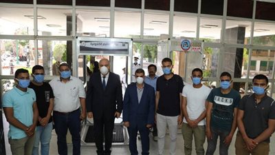 محافظ قنا يشكر جامعة جنوب الوادي لإهدائها بوابة تعقيم لديوان المحافظة | صور