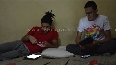 طلاب الصف الثاني الثانوي يؤدون امتحان الأحياء على التابلت في المنازل | صور