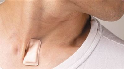 لصقة ذكية توضع على الحلق تحدد الإصابة بكورونا قبل ظهور الأعراض المبكرة