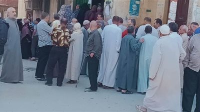 زحام شديد أمام مكتب البريد أثناء صرف المعاشات في الإسكندرية | صور