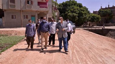 محافظ أسيوط يتفقد الوحدة الصحية بنزلة باقور وأعمال رصف بعض الطرق
