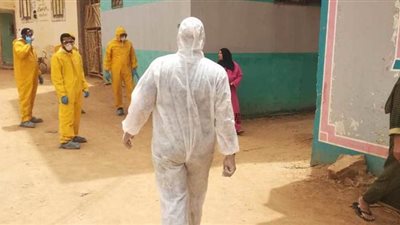 محافظ الوادي الجديد: التنسيق مع العمد والمشايخ لإلزام الحالات المخالطة بالبقاء في المنازل 