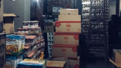 مصادرة 3 أطنان سلع غذائية مجهولة المصدر داخل مخزن بحلوان