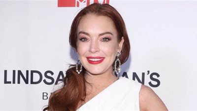 ليندسي لوهان تشكر رجال الشرطة في الإمارات على طريقتها | صور