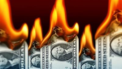 شخص يضع النقود في الميكروويف لتطهيرها من كورونا | فيديو