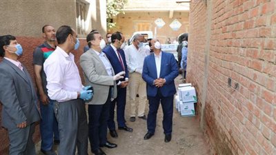 محافظ المنوفية يوزع كراتين مواد غذائية على أسر العزل المنزلي بالدبايبة 