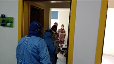 مديره مستشفى العجمي تزور المرضى وتطمئن عليهم | صور