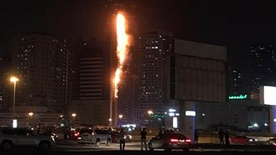 حريق هائل في برج سكني بإمارة الشارقة